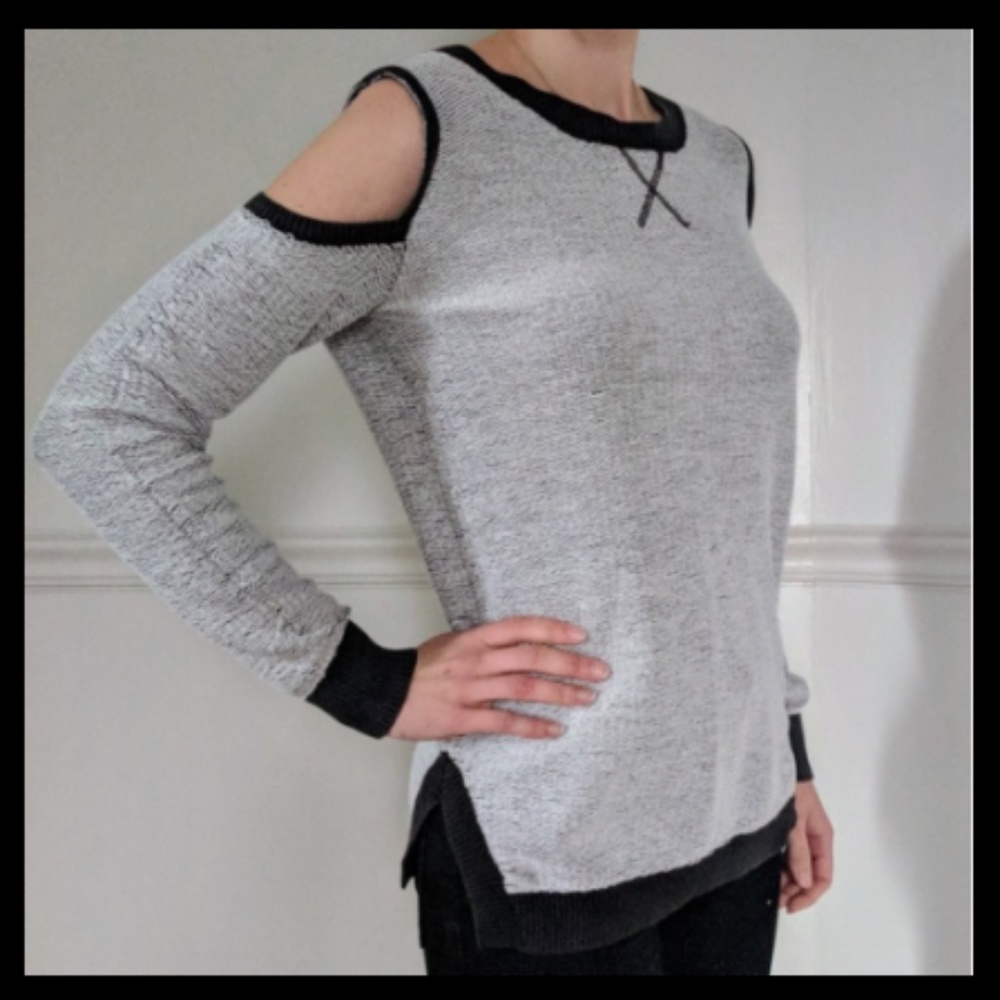 EUC LEITH OPEN COLD SHOULDER THREADED SWEATER SWEATSHIRT XS